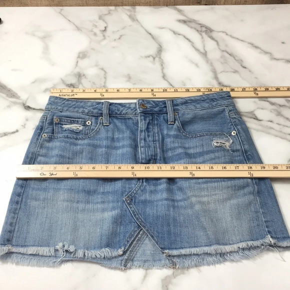 American Eagle Cut Off Mini Jean Skirt Womens 8 Light Wash Button Fly - Picture 11 of 12
